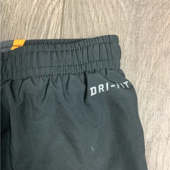 Women's Nike Medium 8 - 10 Shorts Charcoal Athletic Workout Running Lining EUC - Picture 7 of 10